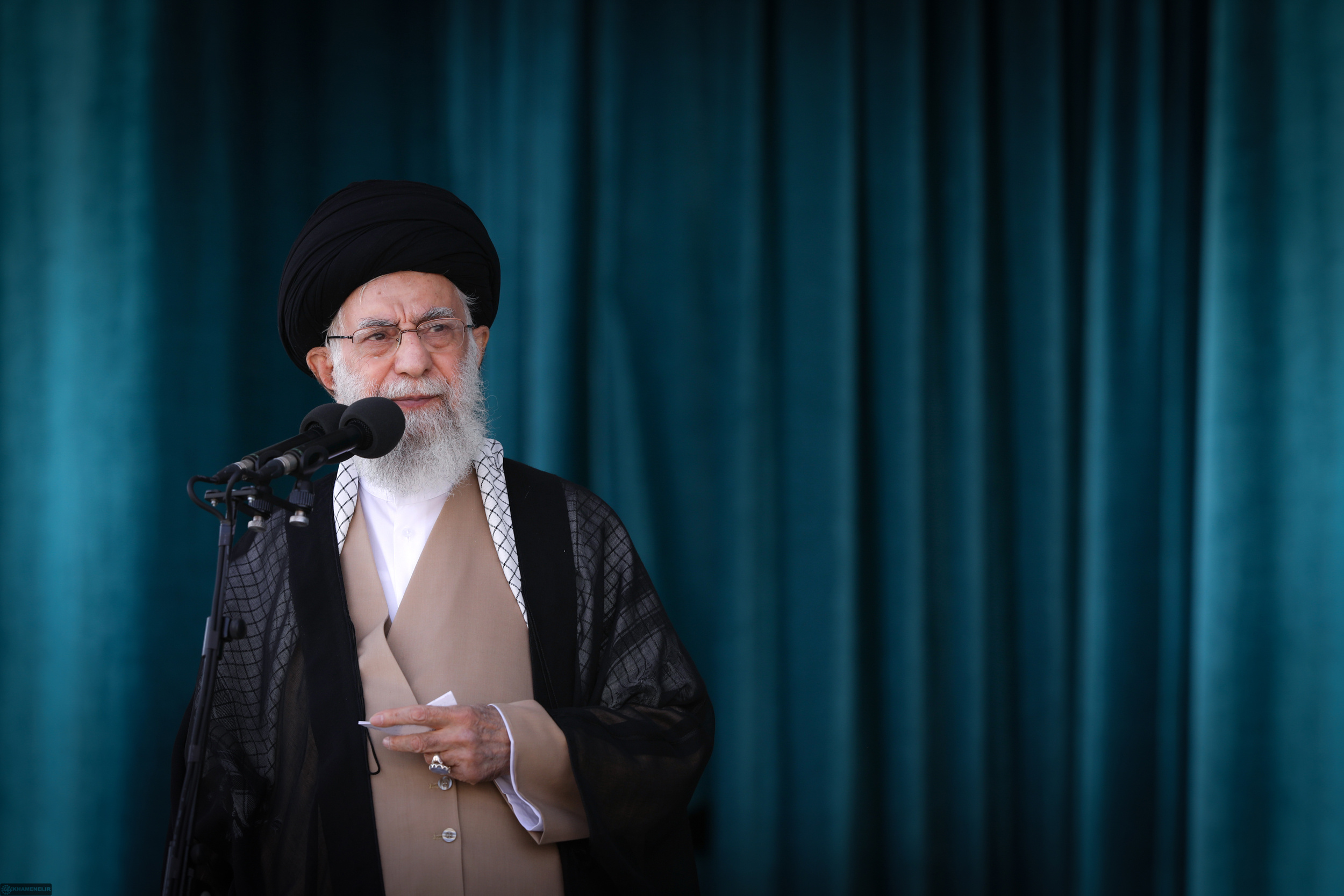 دشمنان فقط با جمهوری اسلامی مخالف نیستند، با ایران مخالف‌اند