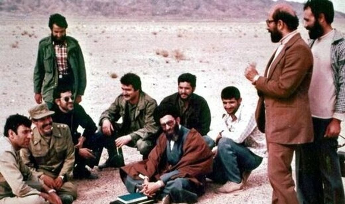 بازدید تاریخی آیت‌الله خامنه‌ای از بقایای سربازان آمریکا در طبس+ تصاویر